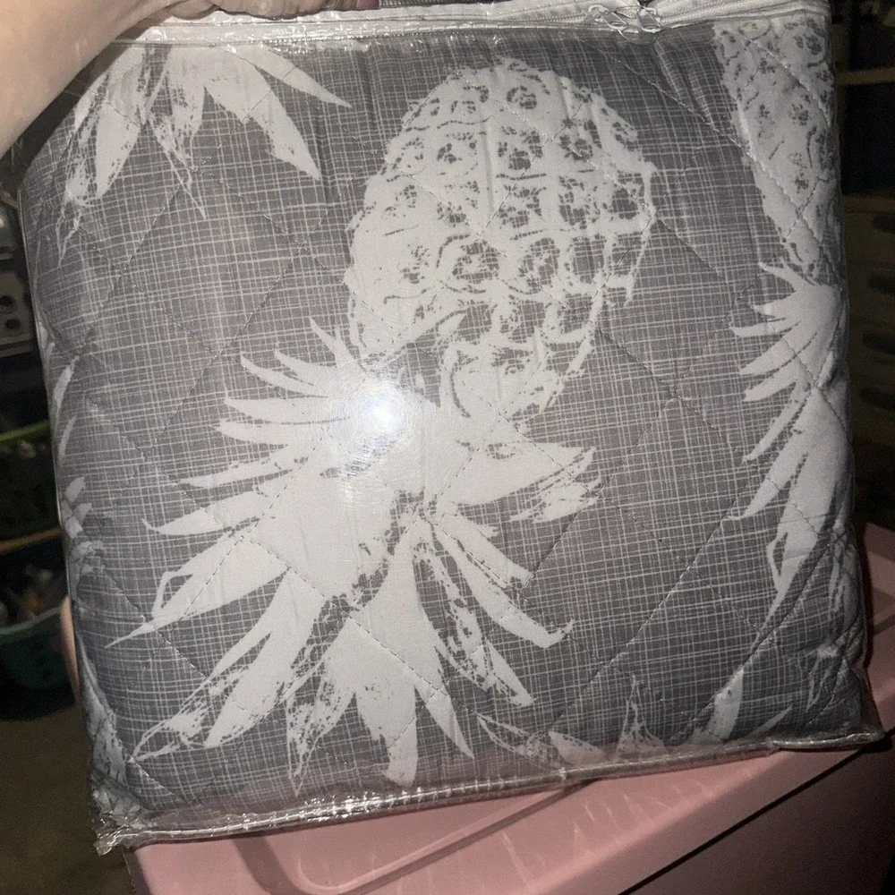 New Quilt 3PC Set King Pineapples Tropical Gray White Coverlet 2 Shams‎